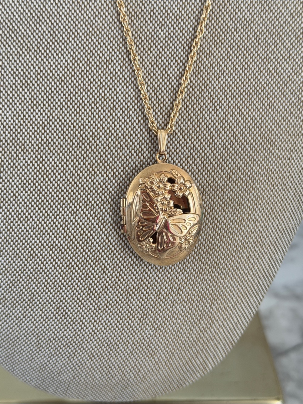 AVON 70âs Gold Butterfly scent Locket Necklace - Women's Jewelry 21.5â